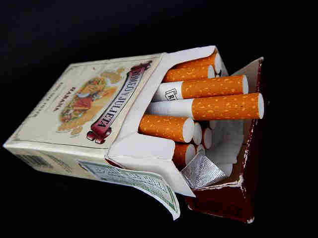1、抽烟弹时，若不小心弄坏了烟的包装，可将烟弹放入冷冻室中冻存。