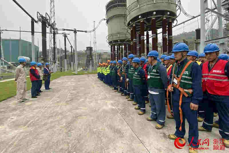 国网浙江电力员工监管人石明垒正在进行开工前安全交底工作。（张馨尹 摄）