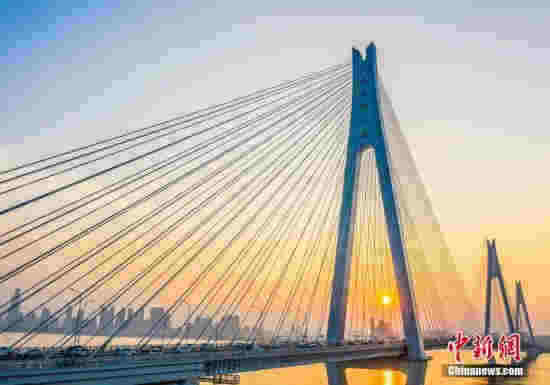 桥梁、高铁、港口…交通行业打造靓丽“中国名片”