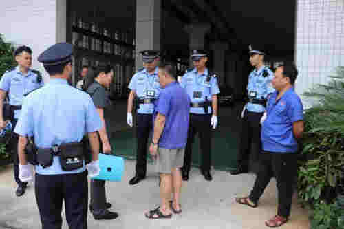 香洲法院执行人员劝说留守在厂房的工人尽快撤离 受访者供图