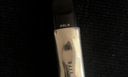 悦刻四代充电怎么看满没满？