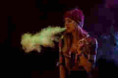 果味电子烟潜入校园 学生好奇家长担忧