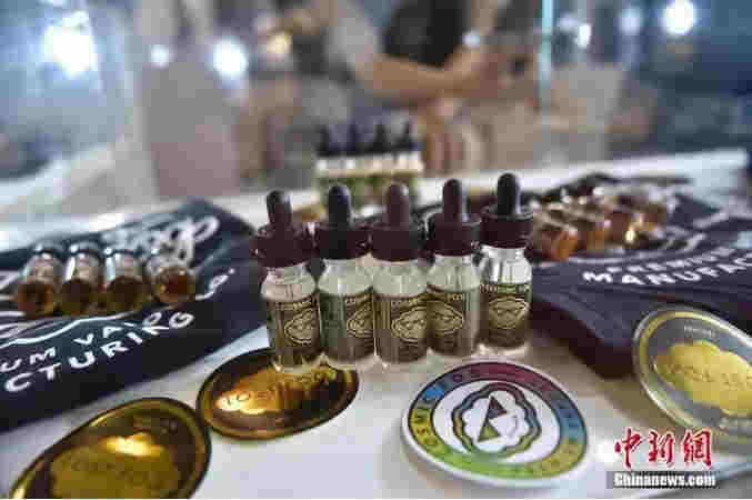 资料图 ：电子烟烟油。 中新网记者 金硕 摄