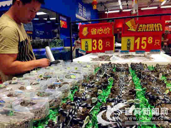 傍上中秋家宴，大闸蟹热销。（宜宾新闻网 王喻 摄）