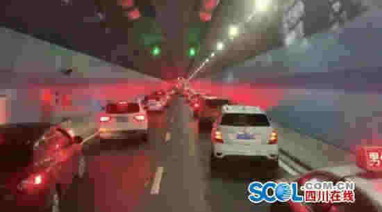 时隔一月 遂宁观音湖隧道又现“教科书式让道”