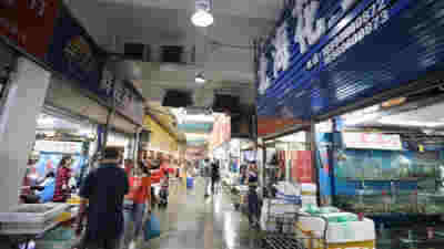 市民在青石桥海鲜市场购买海鲜