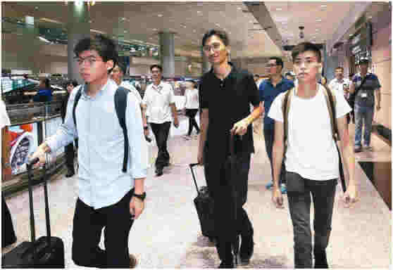 快讯：涉嫌违反保释条件，黄之锋在香港机场被拘捕