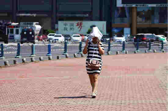 乐山城区地表温度高达52.8℃ 雨已在路上