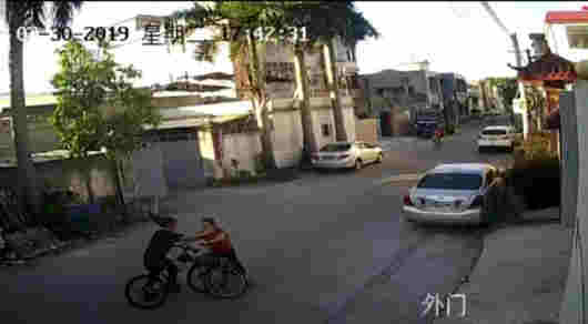 “单车版保时捷女司机”丈夫系村官，家属称无特权