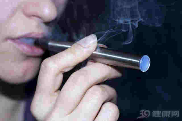电子烟是“戒烟神器”?你想多了!它的危害比普通香烟还大