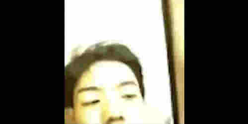 抽起电子烟，丁真人设翻车？经纪公司：出于好奇尝试了下，电子烟不是烟 