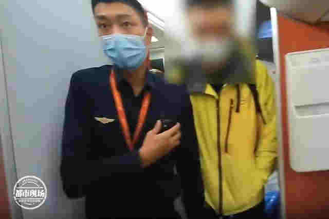 男子在飞机上抽电子烟,落地后傻眼了:以为过了安检就能抽