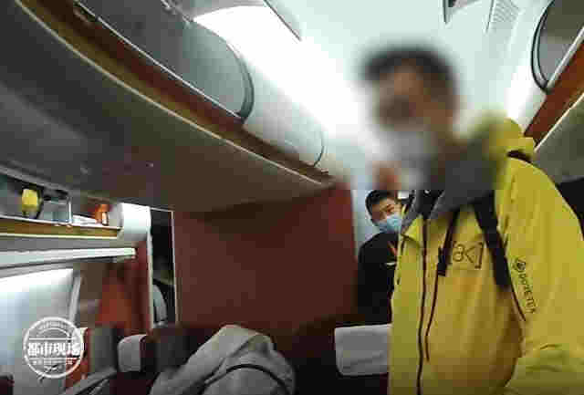 男子在飞机上抽电子烟,落地后傻眼了:以为过了安检就能抽