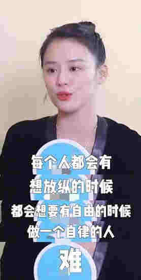 马思纯车内抽电子烟,在妈妈面前毫不避讳,吞云吐雾熟练似老手