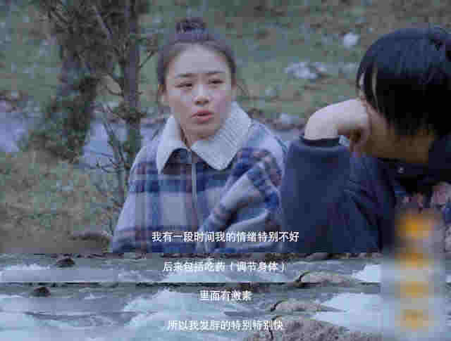 马思纯车内抽电子烟,在妈妈面前毫不避讳,吞云吐雾熟练似老手