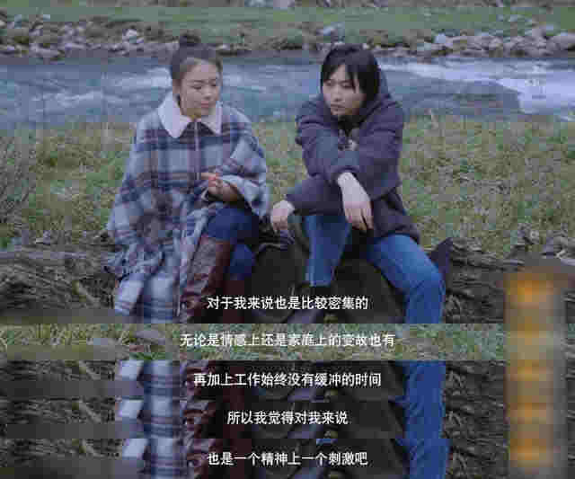 马思纯车内抽电子烟,在妈妈面前毫不避讳,吞云吐雾熟练似老手
