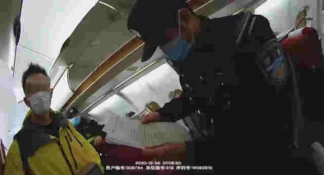 航班下降途中男子大摇大摆吸电子烟,被行拘5日