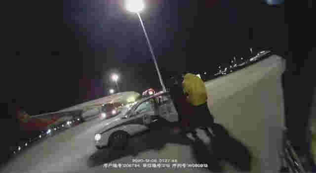 航班下降途中男子大摇大摆吸电子烟,被行拘5日