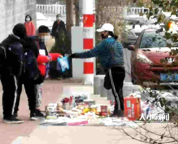 港城中学附近一 商贩向学生兜售电子烟被抓现行