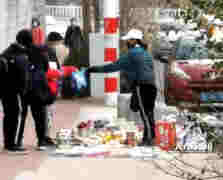 港城中学附近一 商贩向学生兜售电子烟被抓现行