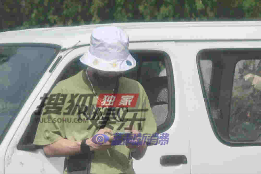 又一明星使用电子烟：张欣尧路边等车吸电子烟 