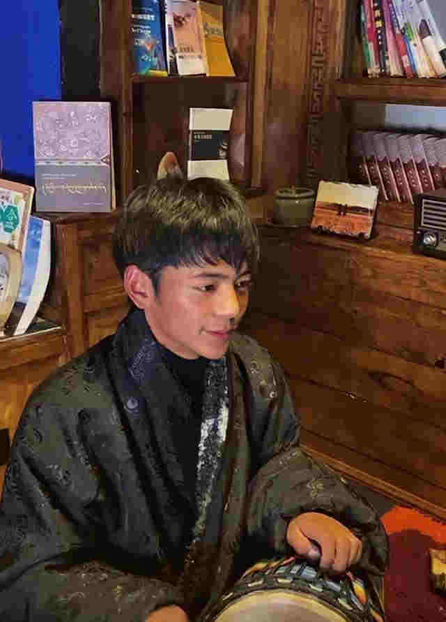 丁真吸烟视频曝光动作熟练,公司回应惹争议:电子烟不是烟