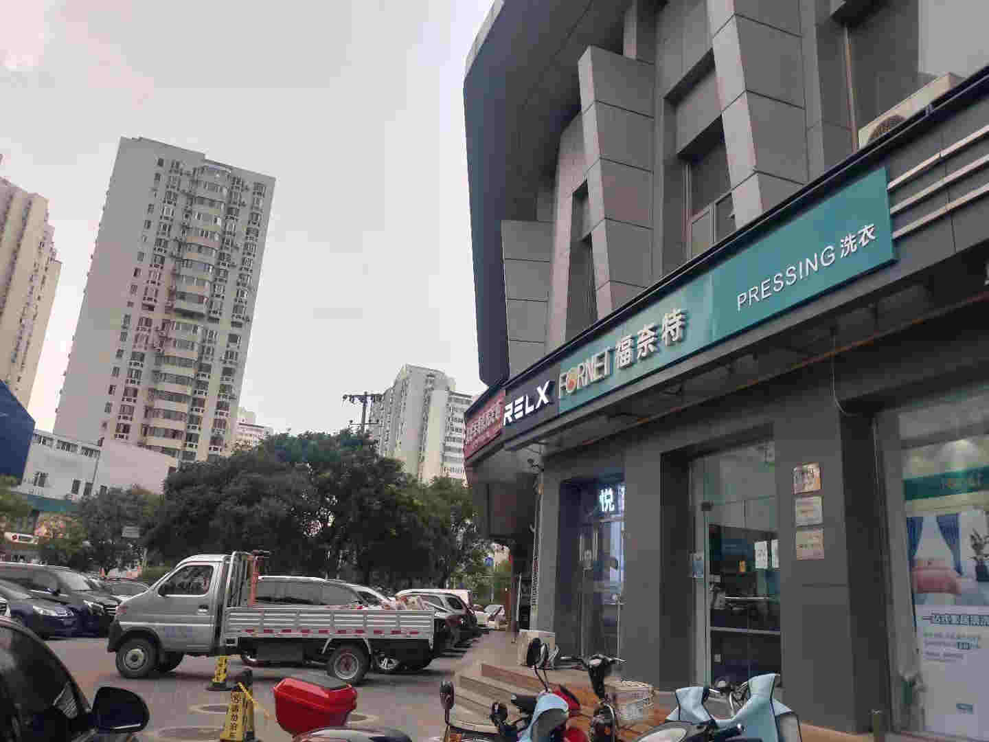 强监管下的电子烟：线上假货泛滥，专卖店产品低价销往微商，18岁门槛仍同虚设 