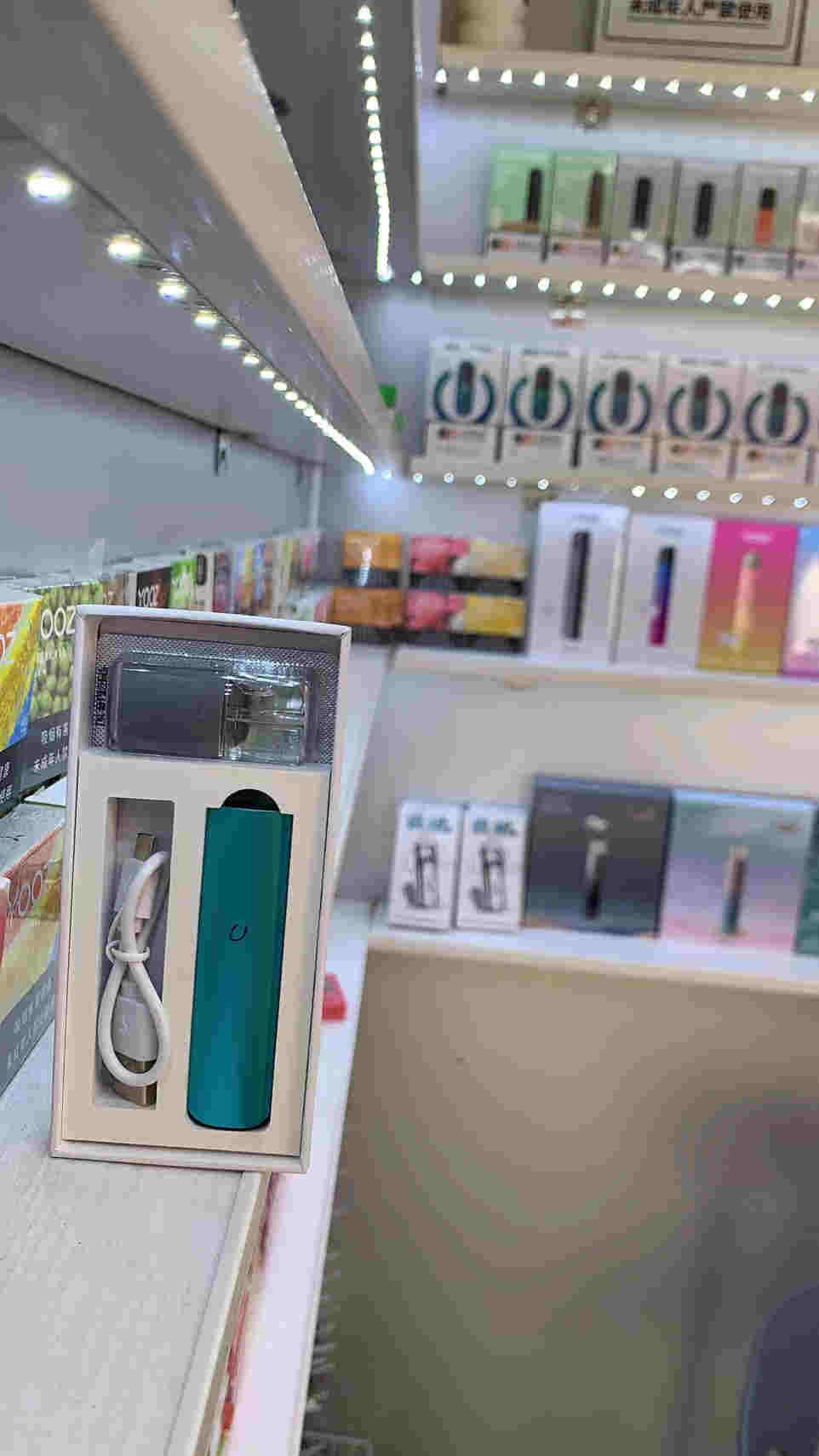 强监管下的电子烟：线上假货泛滥，专卖店产品低价销往微商，18岁门槛仍同虚设 